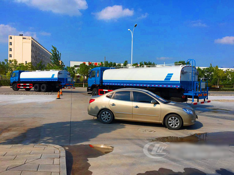 云南客戶批量訂購的東風(fēng)后雙橋?yàn)⑺囀状伟l(fā)車3臺(tái)